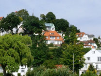 Blick aus Richtung der Elbe hoch zum Süllberg