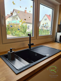 Einbauküche mit Massivholz Arbeitsplatte in Eiche keilgezinkt mit schwarzer Silgranit Spüle mit Abtropffläche u. Abtropfsieb in Edelstahl