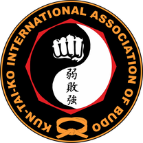 KIAB Logo der Kun-Tai-Ko International Association of Budo mit Faust und Yin-Yang Symbol