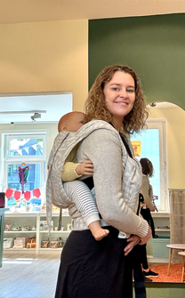 Lea Schindler, Lelila Tai mit Tragepuppe