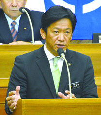 小底氏への質問に答える中山市長=23日、市議会議場