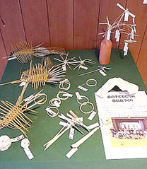 子どもたちが作った草玩具が展示されている=竹富島ゆがふ館