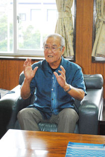 方言の普及功労者として表彰され、中山市長に報告する岡山さん=21日午後、市役所