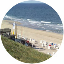 Ausblick von den Dünen auf den Strand von Westerland auf Sylt.