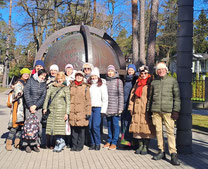 Jurmala free tour guide Philip Birzulis with a group of travelers