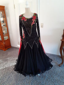 Std.kleid schwarz/rot