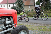 Mit Kindern auf dem Elsterradweg