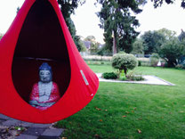 Meditation im Garten, Buddha, Hängesessel