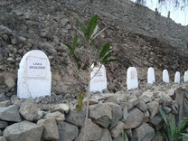 Cementerio en la montaña de Lima, Perú.