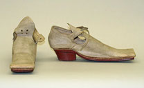 Ein paar Lederschuhe mit braunem Absatz und hellem Schuh, 17. Jahrhundert, MET Museum Objektnr. 1973.114.3a, b