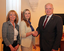 Bürgermeister Dr. Reinhard Resch und Stadträtin Eva Hollerer begrüßen die frisch gebackene  Mandatarin. Foto: zVg