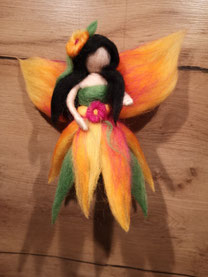 Hawaiifee aus Filz – tropische Dekoration und sommerliche Tischdeko. Handgefilzte Strandfee als Geschenk für Frauen, Valentinstag, Sommerparty oder Hawaii Deko.