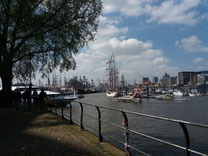 Mehrere ältere Segelschiffe in Hamburg am Hafen