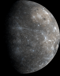 Farbenverstärktes Mosaik von Merkur beim 1. Fly-by der Raumsonde MESSENGER am 14. Januar 2008. Oben rechts kann man das mokkafarbene Caloris-Becken erkennen.