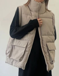 【今週の目玉商品】  ファイバーダウンのベスト  （ベージュ）  6,490円→1,980円（税込)   ヒップが隠れるほど良い丈感です。