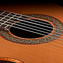 Guitare de concert haut de gamme réalisée par un luthier d'art avec des matériaux nobles et une construction artisanale pour musiciens professionnels.