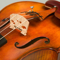 Chevalet de créateur avec signature gravée du luthier Miguel Mateo sur un violon de concert.