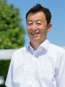 行政書士法人みそら 代表 塩﨑のプロフィール写真。温かみのある笑顔で信頼感を与えるポートレート。