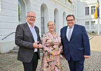 Peter Lengwenings und Antje Dietz mit Krefelds Oberbürgermeister Frank Meyer zur Übergabe seiner opulenten Geldspende anlässlich seines 50. Geburtstages. 
