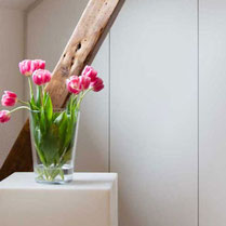 Ein Schrank in der Dachschräge in Dekor weiß, ohne Griffe mit TipOn Technik