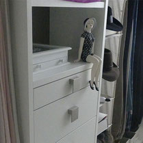in einem kleinem Raum ist ein begehbarer Schrank entstanden