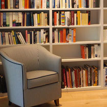 ein Bücherregal in Dekorplatte weiß, eingebaut in der Umgebung von Ratingen