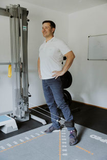 Medizinische Trainingstherapie am Seilzug