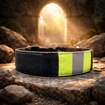 Hundehalsband aus gebrauchter Einsatzbekleidung  Breite 4cm Länge 34-46 (verstellbar) Farbe der Einsatzbekleidung dunkelblau Reflexstreifen gelb Steckschnalle schwarz (Polypropylen (PP)) Gurtband schwarz (100% Baumwolle)