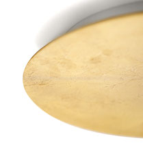 Decken-/Wandlampe Blade ist eine Runde Lampe auf dem Bild in Blattgold zu sehen