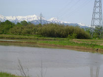 田植え前。雪解けの山