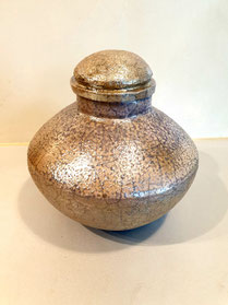 Raku gestookte pot met goud/zilver glazuur