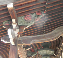 長命寺本堂軒下の木彫刻