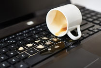 photo tasse de café renversée sur clavier de PC portable