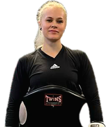 Porträt von Trainer Ladies Boxing Sarah Baumgärtner in schwarzer Kampfsport-Kleidung.