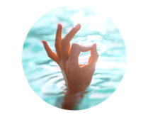 Main d'un plongeur faisant le signe OK à la surface