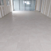 Carrelage pour extension, pour véranda. Carrelage imitation parquet cérusé design et original. Création d'une véranda design . Idée de sol pour une véranda.