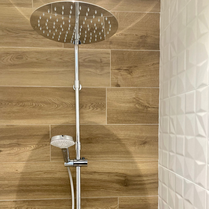 Les dernières tendances en salle de bain avec de la faïence rétro et imitation parquet et bois. Douche design avec carrelage imitation parquet. Salle de bain nature et bien-être. Salle de bain design et unique. 