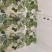 Salle de bain colorée et design avec de la faïence végétale pour un bienêtre dans la salle de bain. Faïence avec dessin végétal et réaliste. Fiance jungle et vintage dans une salle de bain rénovée.