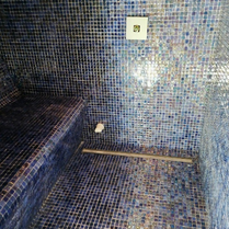 Création d'une salle de bain inspiration hamam, avec de la faïence brillante et nacrée imitation zellige. Création d'un hamam dans une maison coloré et design. Salle de bain imitation hamam. 