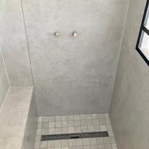 Carrelage salle de bain imitation pierre grise avec bac à douche à l'italienne pour petits espaces. Petite salle de bain design. Idée de bac à douche à l'italienne dans une petite salle de bain. Carrelage grand format pour salle de bain. 