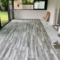 Carrelage pour extension, pour véranda. Carrelage imitation parquet cérusé design et original. Création d'une véranda design . Idée de sol pour une véranda.