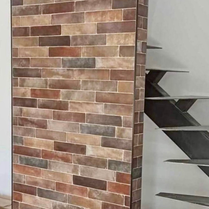 Mur de parement design et original pour mettre derrière un poêle. Mur en pierre de parement design. Revêtement mural pour mettre derrière un poêle. Revêtement mural design très résistant et facile d'entretien.