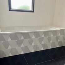 Habillage de baignoire moderne et design. Création d'un habillage de baignoire moderne et design. rénovation de salle de bain avec baignoire intégrée tendance. Mettre une baignoire dans la salle de bain? Carrelage vintage et hexagonal pour décor unique 