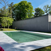 Entourage de piscine design en carrelage. Dalles sur plots entourage de piscine. Carrelage sans joint pour l'extérieur. Dallage autour de la piscine. Revêtement autour d'une piscine creusée.