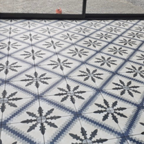 Carrelage design et rétro vintage pour pièce de vie. Inspiration rétro carrelage. Inspiration carrelage pour pièce de vie tendance. Carreaux de ciments design et tendance.
