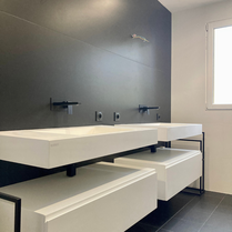 Salle de bain design et moderne noire et blanc. Meuble de salle de bain design et moderne. Carrelage noir dans une salle de bain. Carrelage à la mode pour une rénovation de salle de bain.