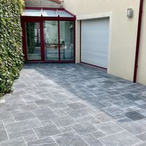 Carrelage gris et tendance pour terrasse extérieure. Créer une terrasse dans un patio. Terrasse sur patio extérieur. Carrelage imitation pierre pour extérieur.