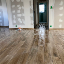 Carrelage imitation parquet design et tendance pour une pièce de vie, une cuisine, une chambre. Trouver un carreleur près de chez moi. Budget carrelage pas cher. 