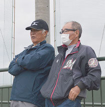 キャンプを訪れた大嶺さん(左)と當銘さん=1日、運動公園野球場