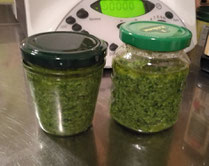Pesto mit Kräutern aus dem Garten